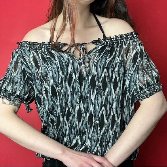 Loose patterned tie top 🖤🤍​​​​​​​​​​​​​​​​ - Picture 3 of 5